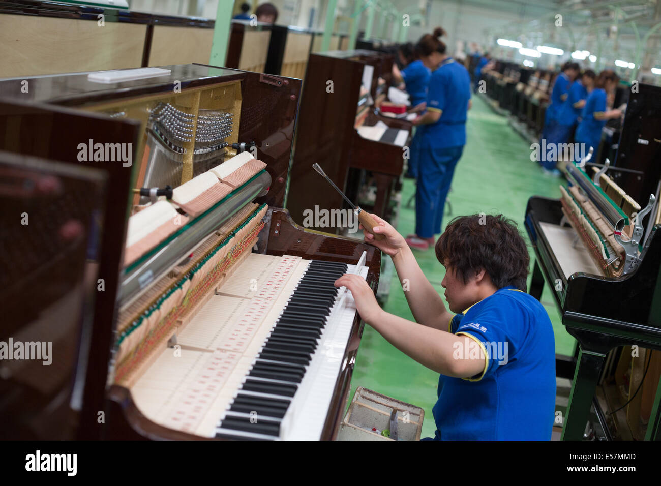 Ocho Controversia Paloma La principal fábrica de Beijing Xinghai Piano Group Ltd, en el distrito de  Tongzhou mayor Beijing, China Fotografía de stock - Alamy