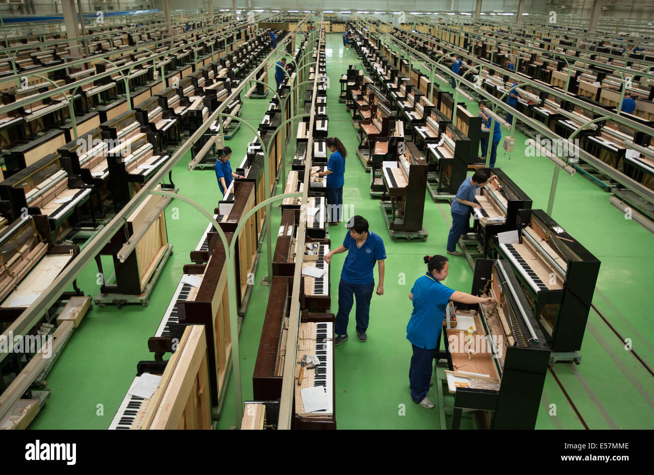 Piano factory fotografías e imágenes de alta resolución - Alamy