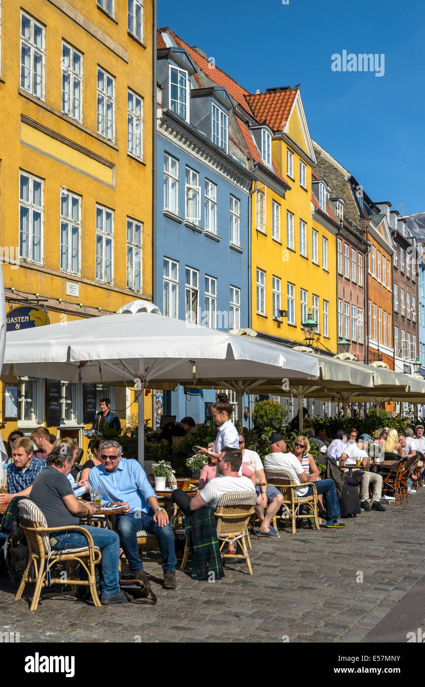 Cafés en la calle Nyhavn, Copenhague, Dinamarca Foto de stock