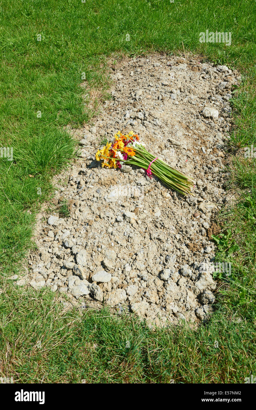 Sencilla tumba con flores al sol Cementerio Natural y Reserva Natural
