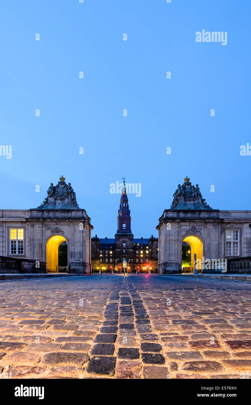 Puente de mármol con Christiansborg Palace, Copenhague, Dinamarca Foto de stock