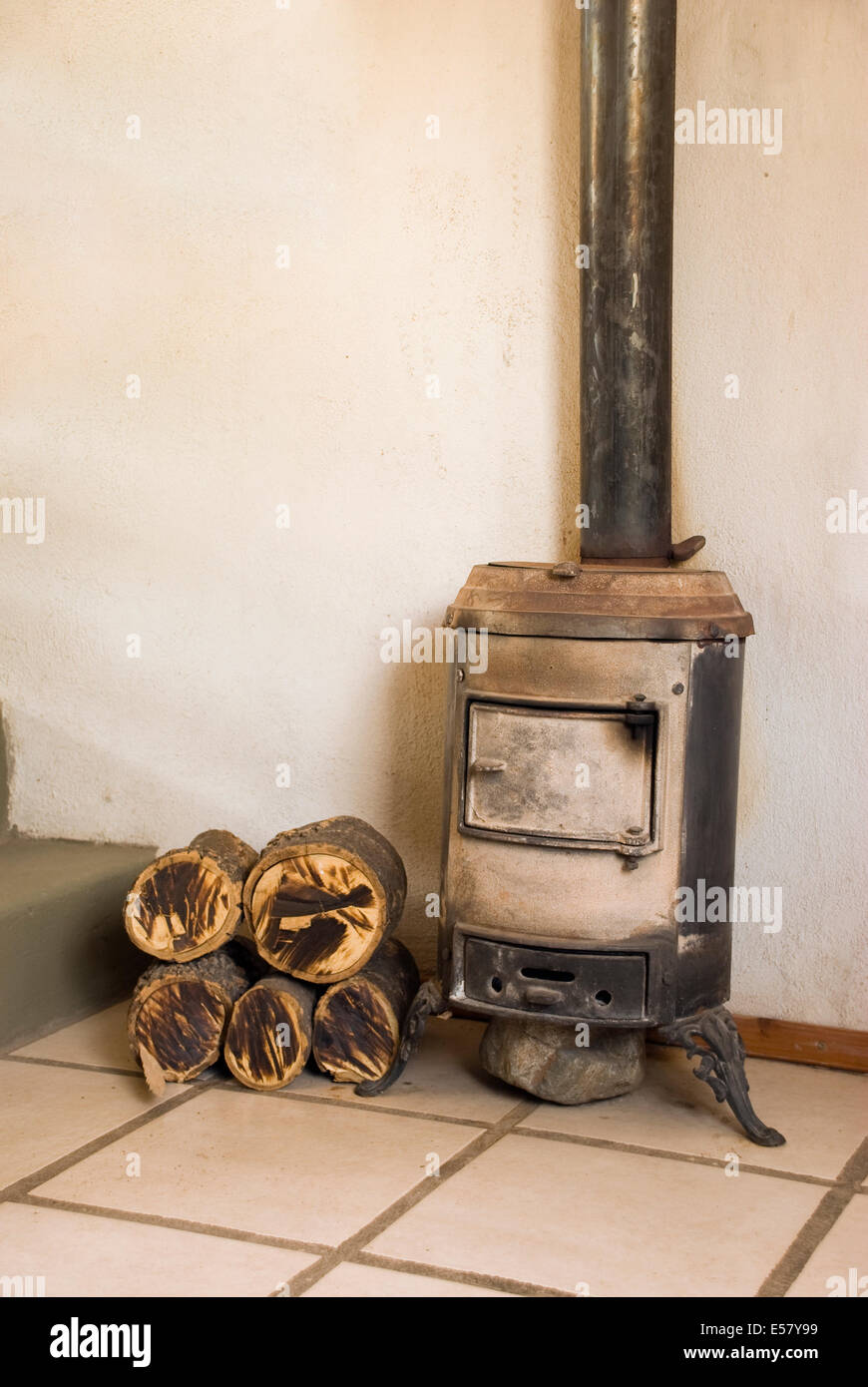 Una salamandra estufa y algunos registros junto a ella Fotografía de stock  - Alamy