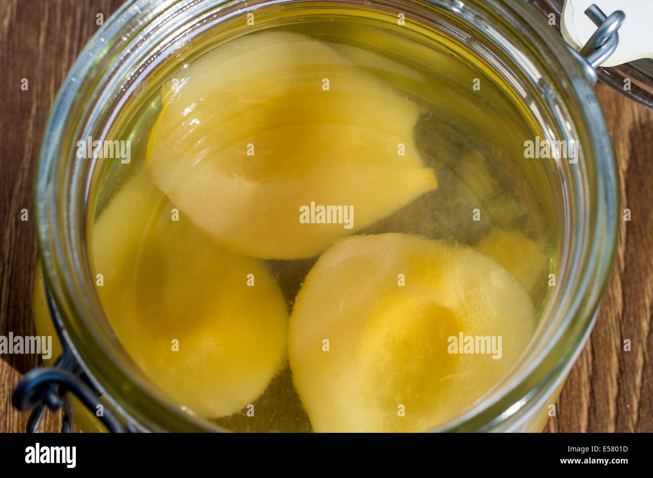 Conservas de pera en un tarro de vidrio. Vista superior Foto de stock