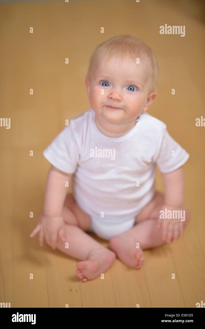 Bebé de 7 meses, sonriendo caprichosamente Foto de stock