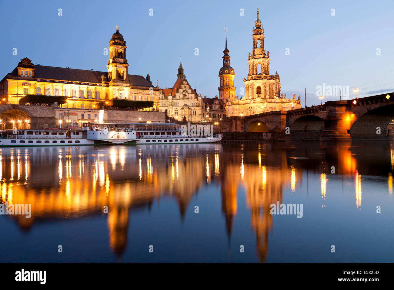 El río Elba, Dresde o Katholische Hofkirche iglesia catedral y Castillo de Dresden, Dresde, Sajonia, Alemania Foto de stock