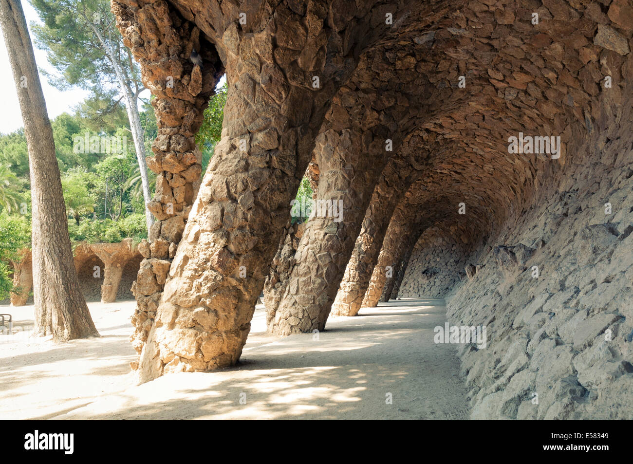 Torcer los pilares de roca admite dentro del famoso Parque Guell emblemático de Barcelona Foto de stock