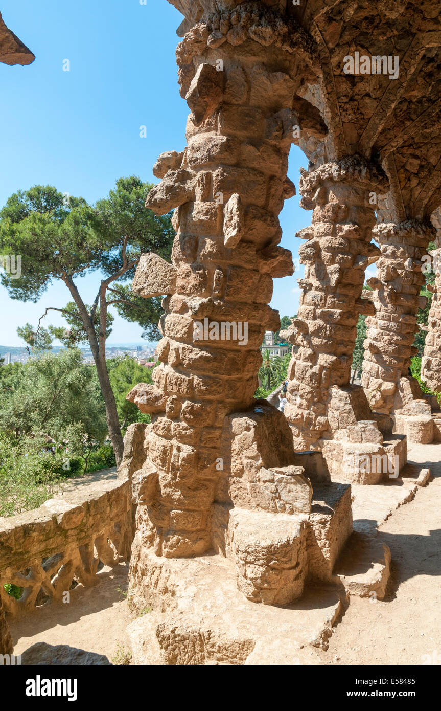 Scenic pilares hechos de adoquines del famoso Parque Güell de Barcelona Foto de stock