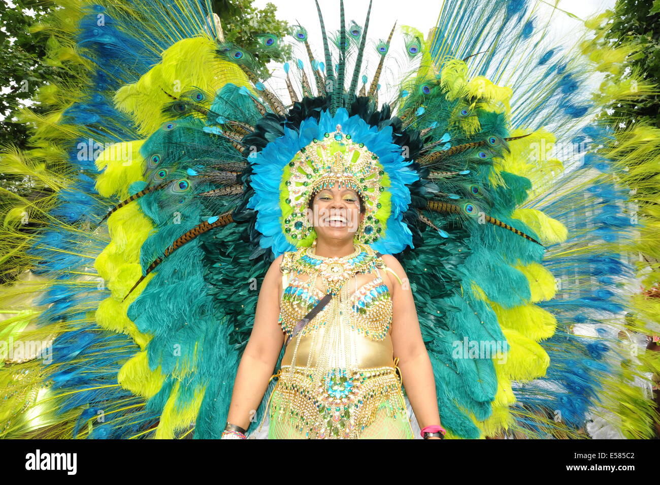 Las mujeres vestidas con trajes de carnaval caribeño tradicional en el  Carnaval de Notting Hill Fotografía de stock - Alamy