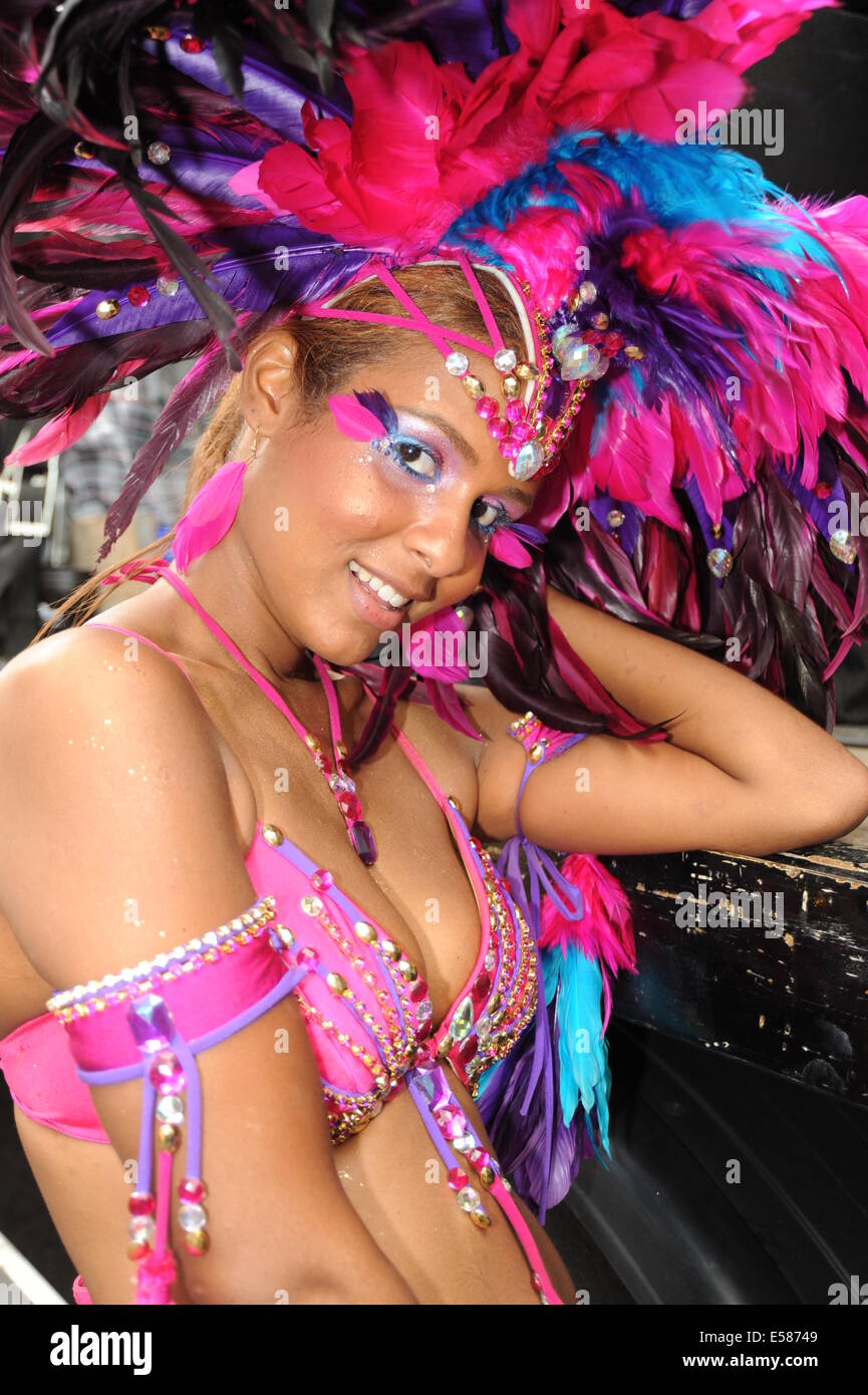 Fotografía de la mujer en el Carnaval de Notting Hill desgaste desgaste tradicional carnaval Foto de stock