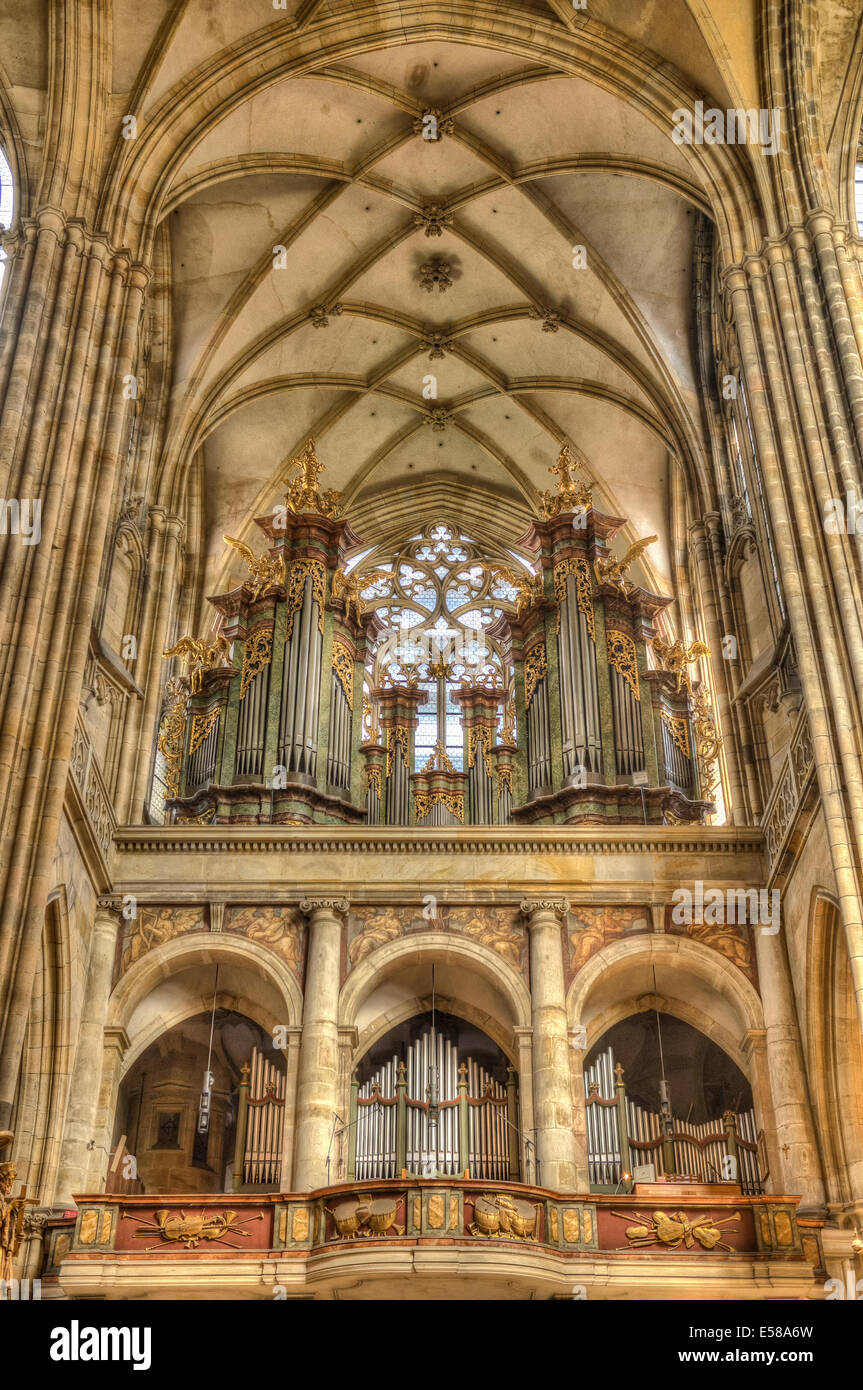 Órgano en la Catedral de St. Vitus en Praga Foto de stock