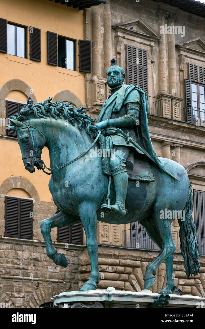 Estatua ecuestre de Cosimo I situado en la Piazza della Signoria, Florencia, Italia. Foto de stock
