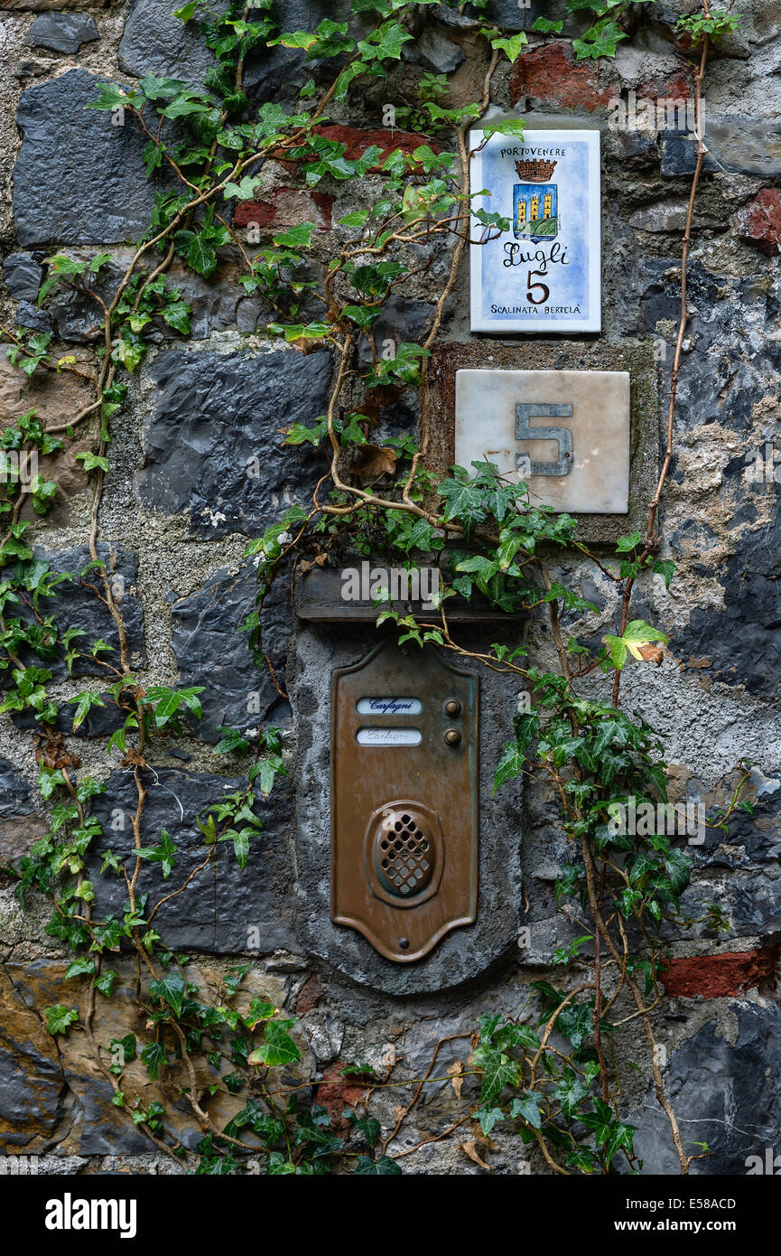 Pared exterior rústica con la hiedra, el buzón y el número de casa, Porto Venere, Italia Foto de stock