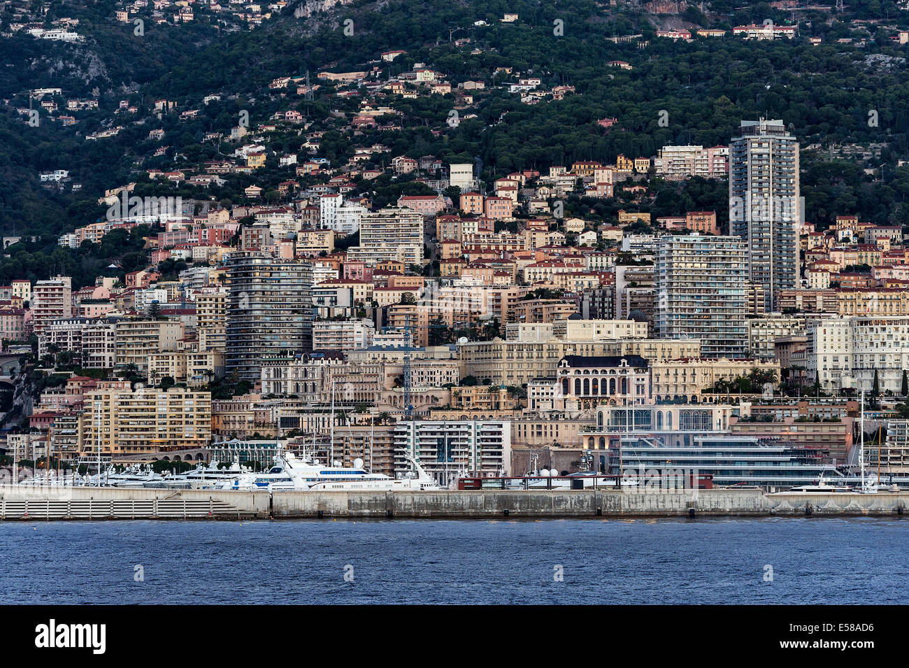 Vista del horizonte de la ciudad frente al mar y las montañas, Monte Carlo, Monaco Foto de stock