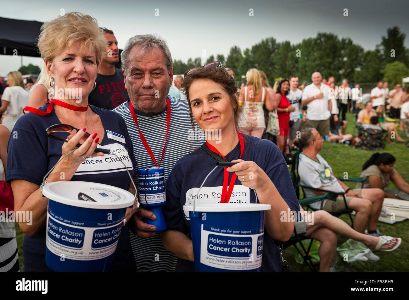 Los voluntarios de la Fundación Helen Rollason recolección para el cáncer la caridad en el Brentwood Festival. Foto de stock