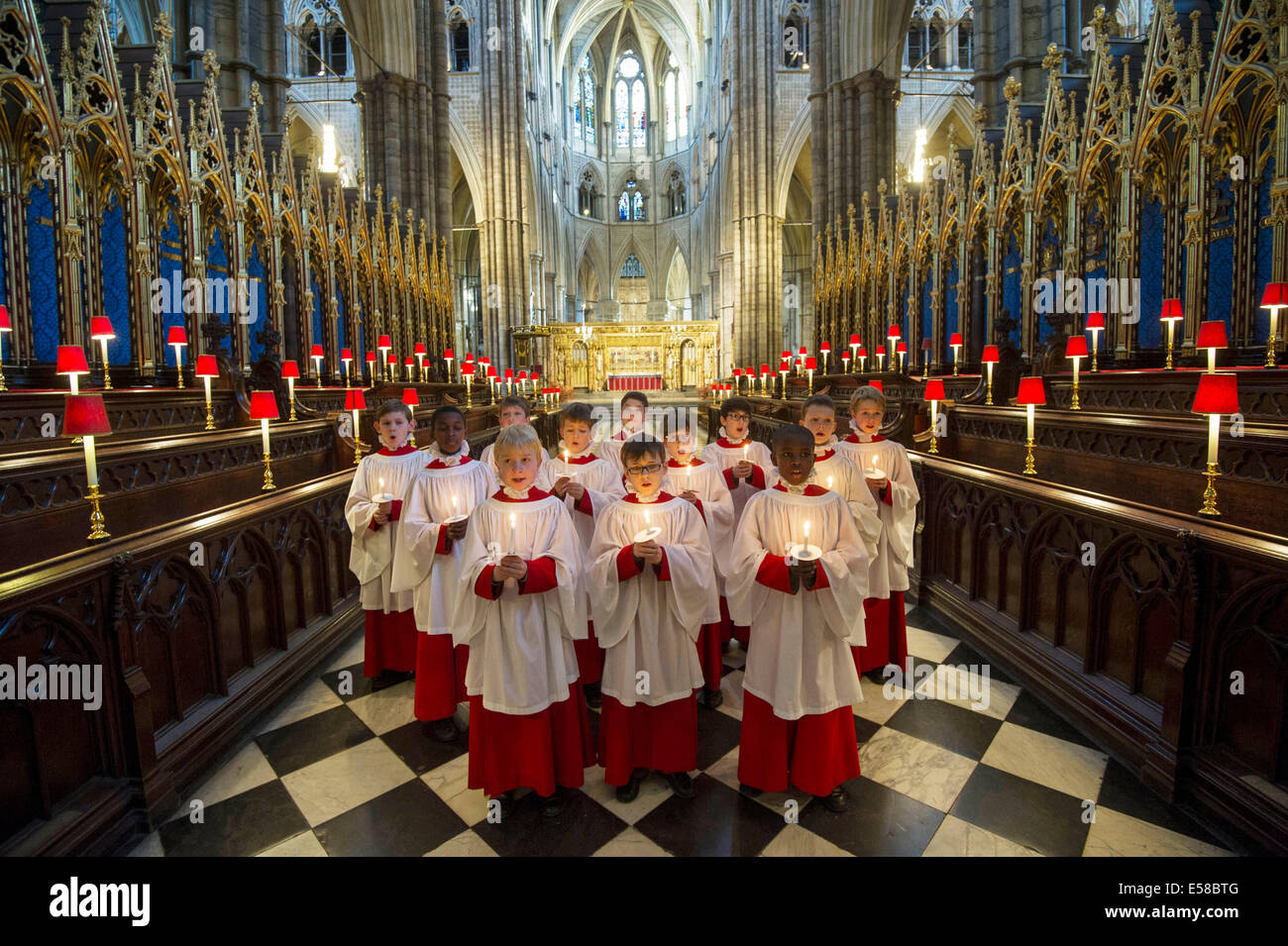 La Abadía de Westminster.Pic muestra los chicos del coro de la Abadía de Westminster ensayando delante de los eventos de Navidad Foto de stock