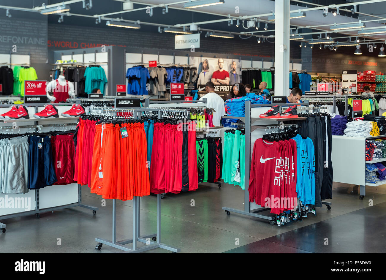 Reproducir Transporte Simpático Tienda outlet Nike producto interior muestra Fotografía de stock - Alamy