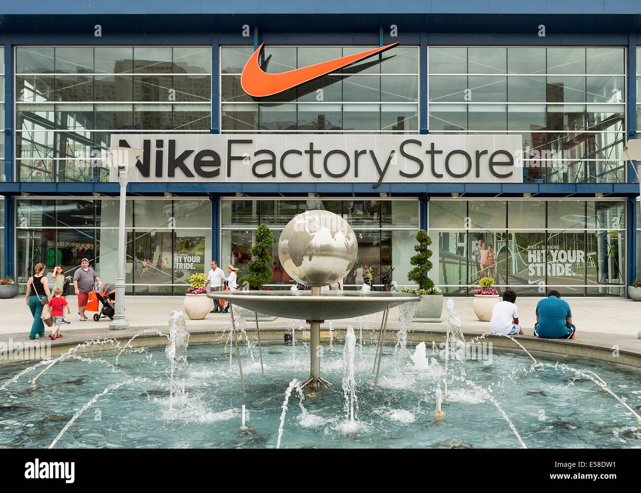 rueda todos los días amplitud Nike factory fotografías e imágenes de alta resolución - Alamy