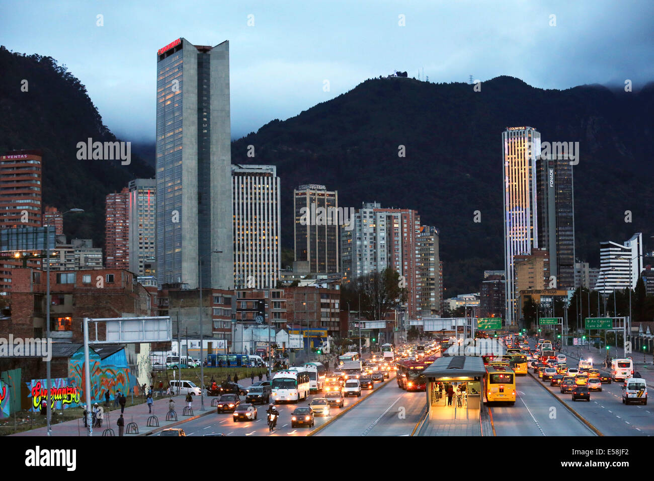 Los rascacielos del centro de la ciudad de Bogotá en la luz del atardecer, Colombia, América Latina Foto de stock