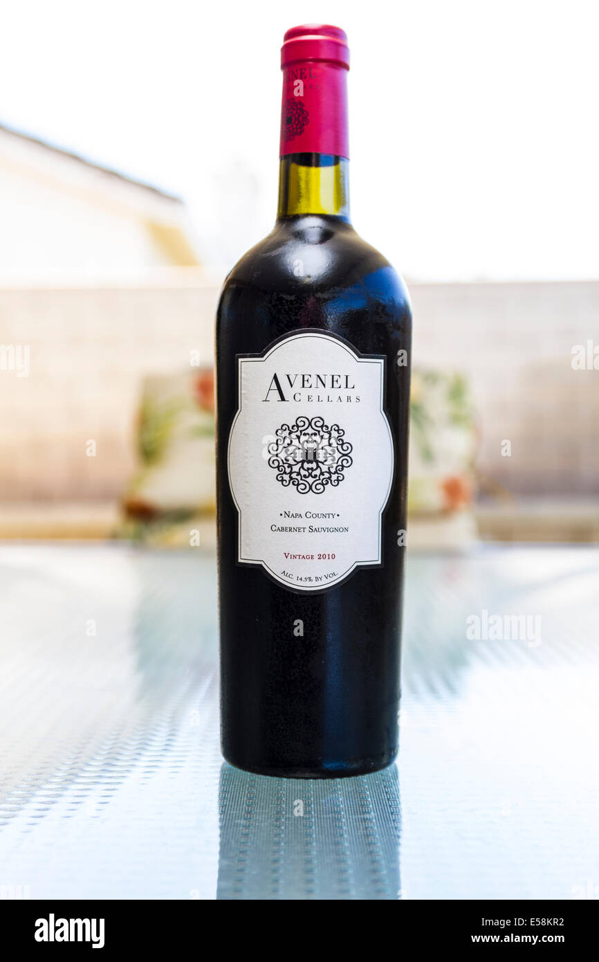 Avenel bodegas Napa California Cabernet Sauvignon vino vendido sólo en  tiendas de vino y bebidas espirituosas Total Fotografía de stock - Alamy