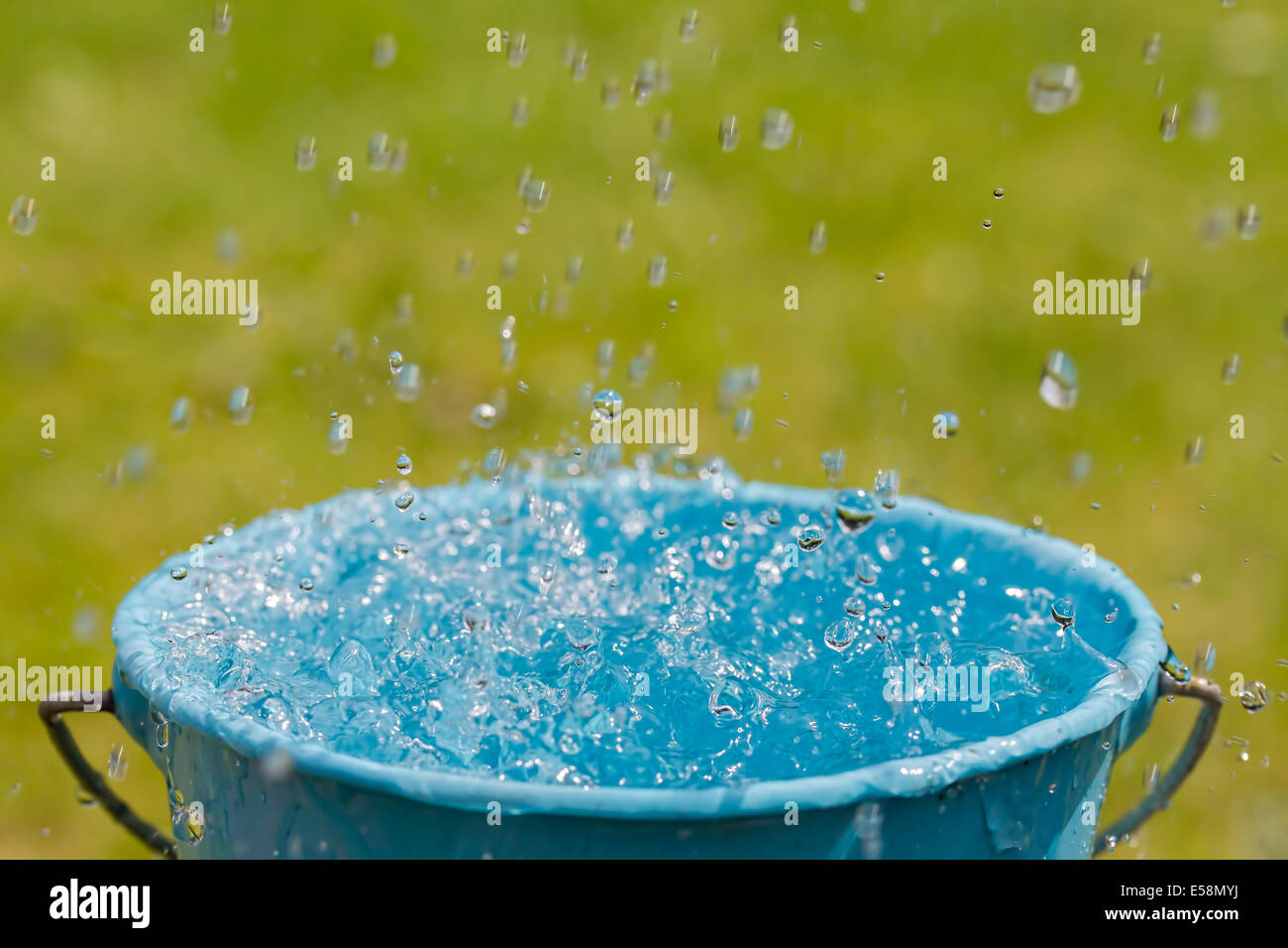 La lluvia caer en la cubeta llena de agua Fotografía de stock - Alamy