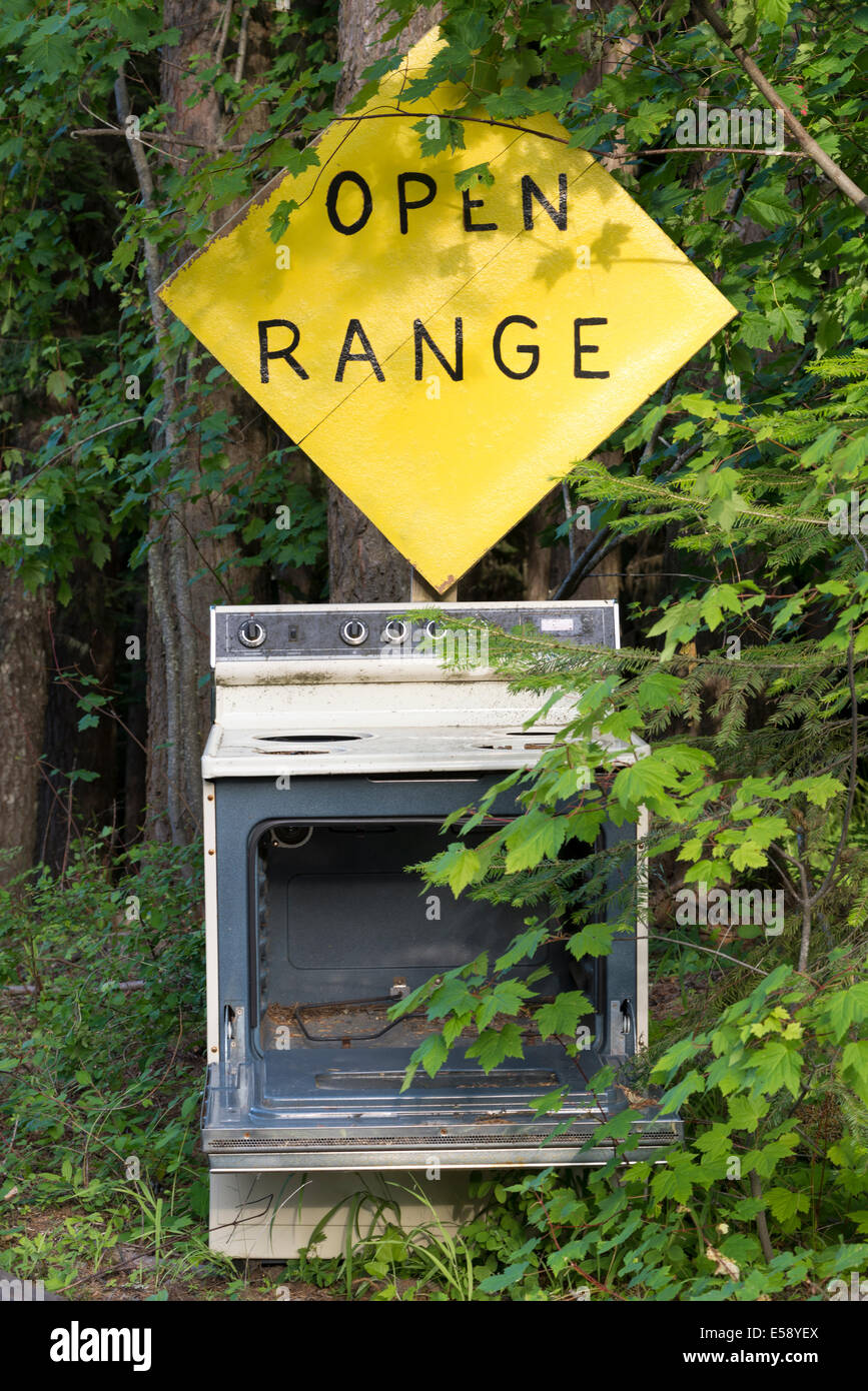 Humorístico "open range" firmar con la vieja cocina en Oregon's Blue Mountains. Foto de stock