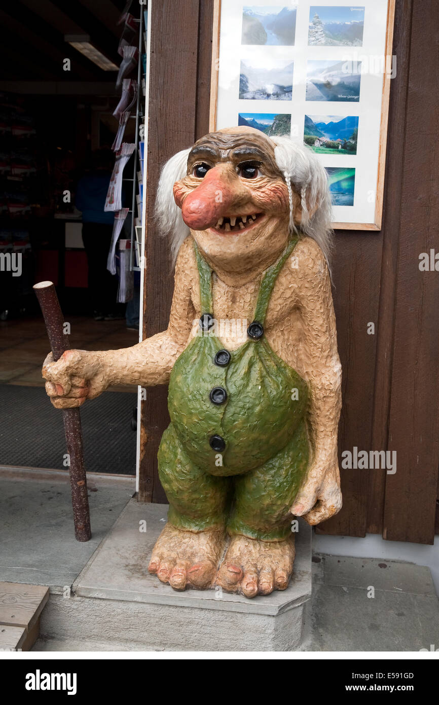 Noruega estatua troll fuera de un edificio en Alesund Noruega Foto de stock