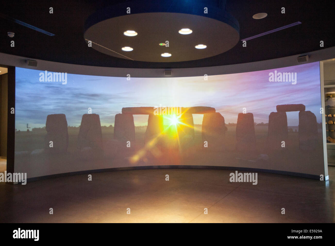 Detalles de la proyección audiovisual en el nuevo Centro de Visitantes en Stonehenge, Wiltshire, UK Foto de stock