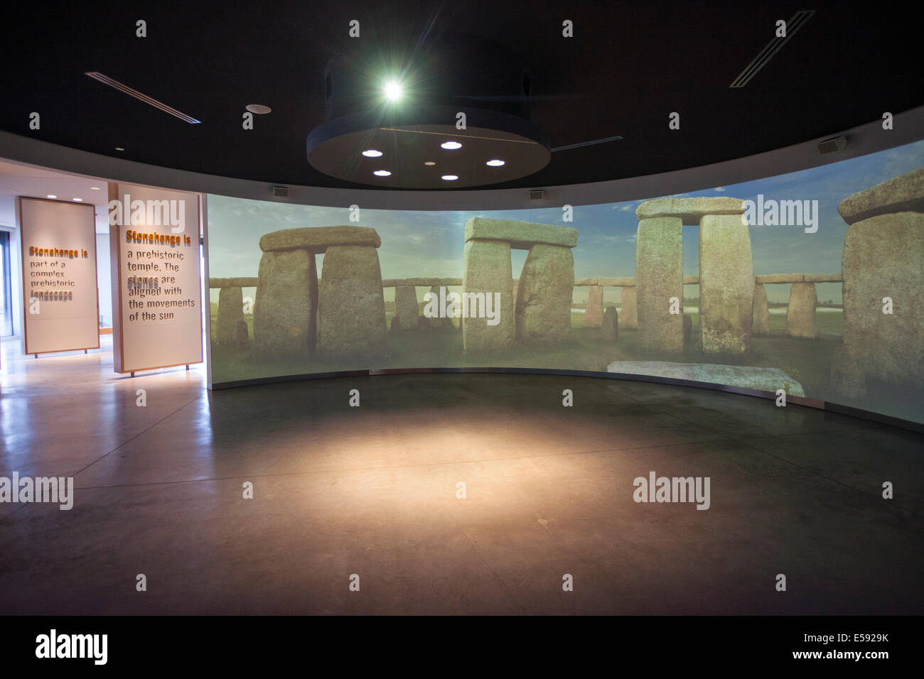 Detalles de la proyección audiovisual en el nuevo Centro de Visitantes en Stonehenge, Wiltshire, UK Foto de stock
