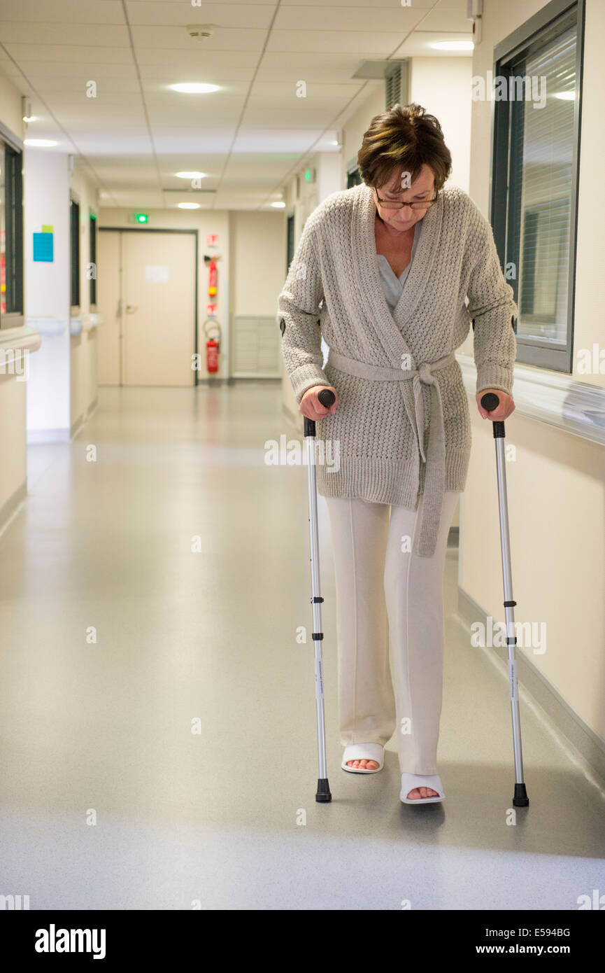 Mujer positiva ayudando a su abuela a caminar con muletas: fotografía de  stock © yacobchuk1 #133029472