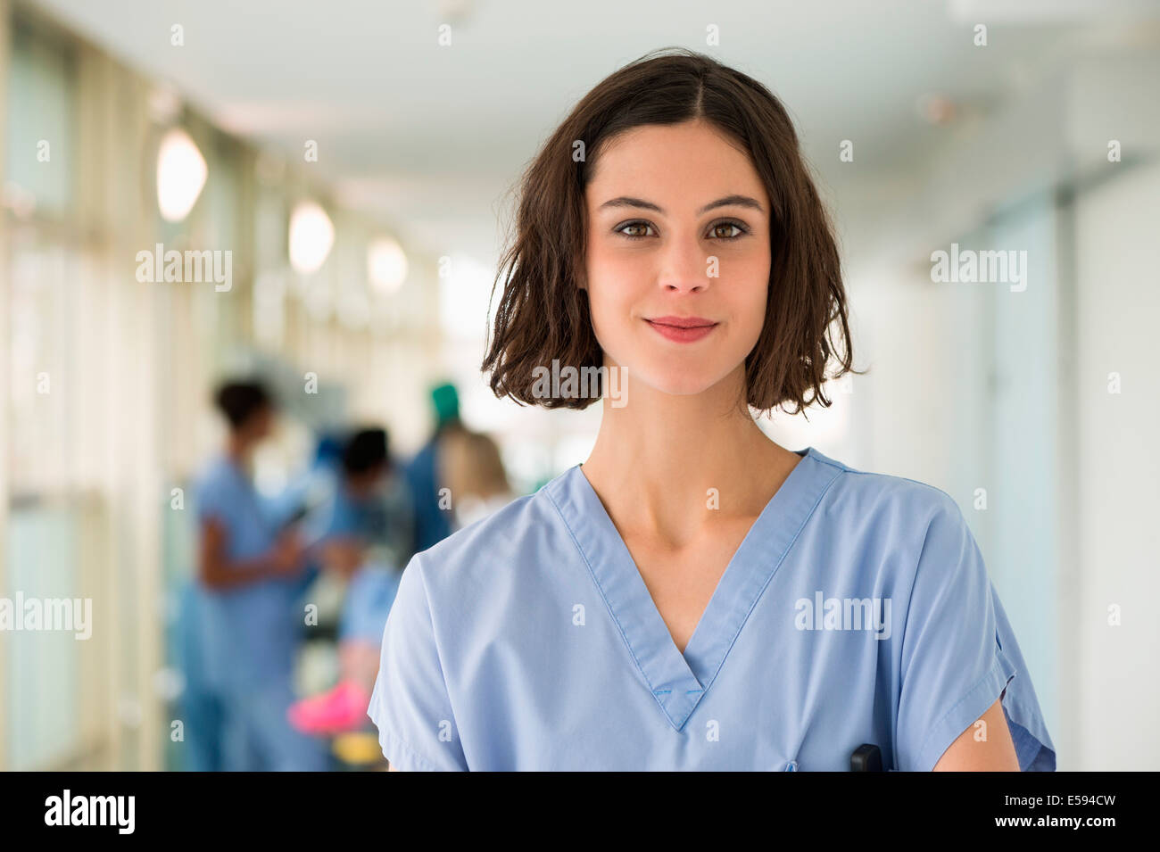 Retrato de una mujer sonriente enfermera Foto de stock