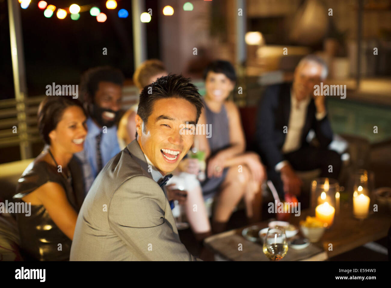 El hombre riendo en parte Foto de stock
