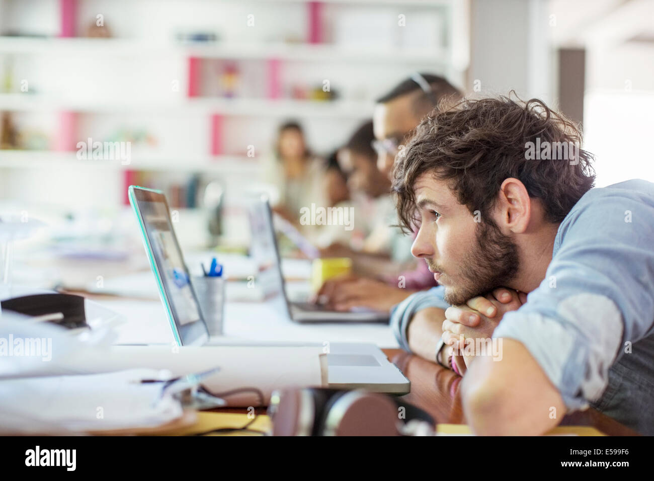 Las personas que trabajan en la oficina Foto de stock
