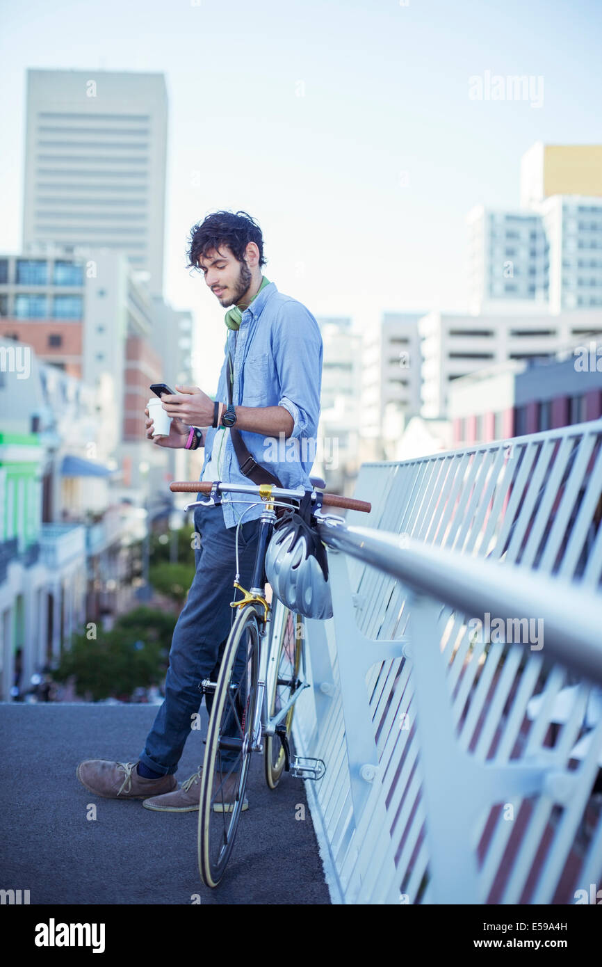 Hombre utilizando teléfono celular en las calles de la ciudad Foto de stock