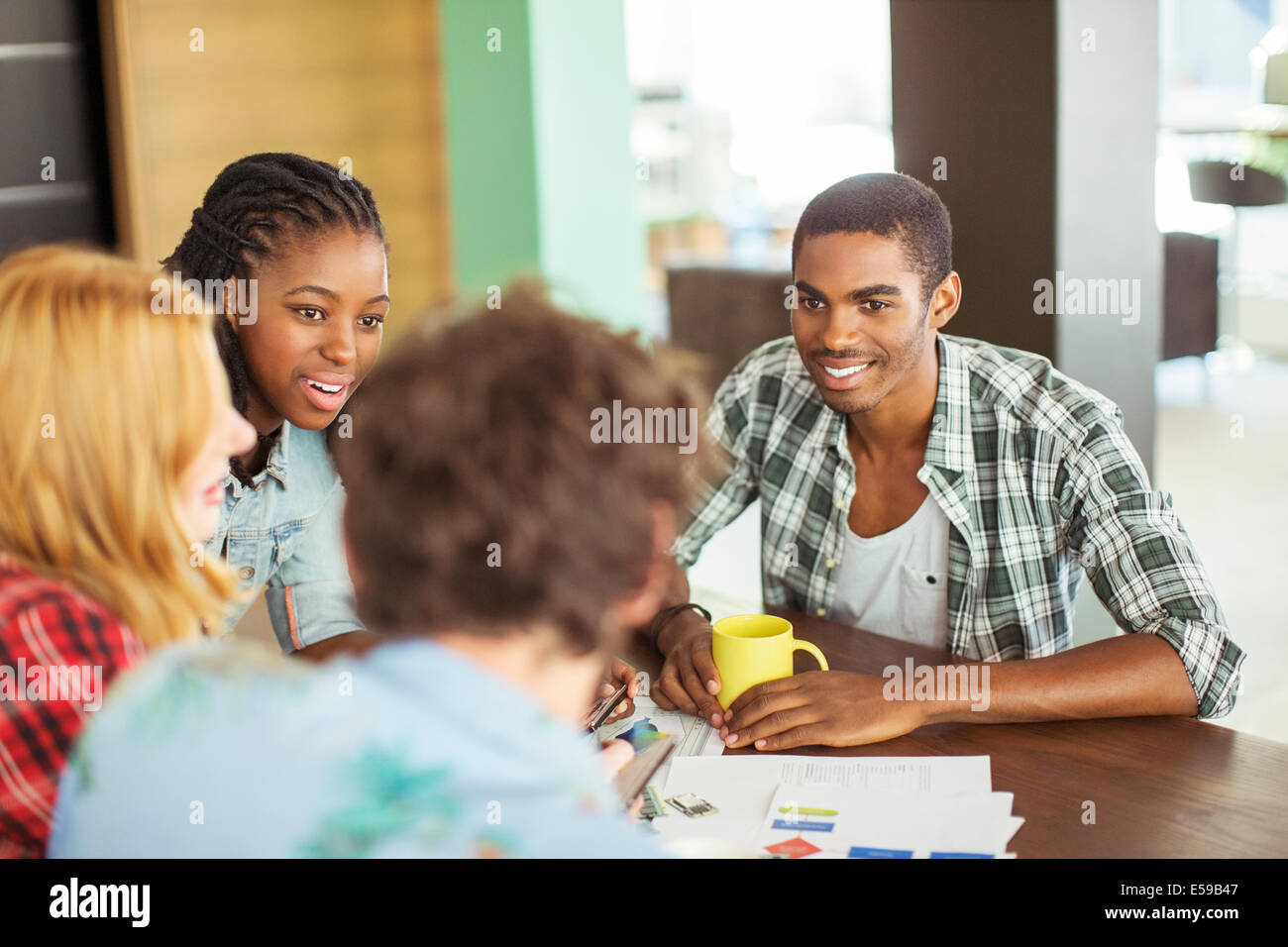 La gente habla en reunión Foto de stock