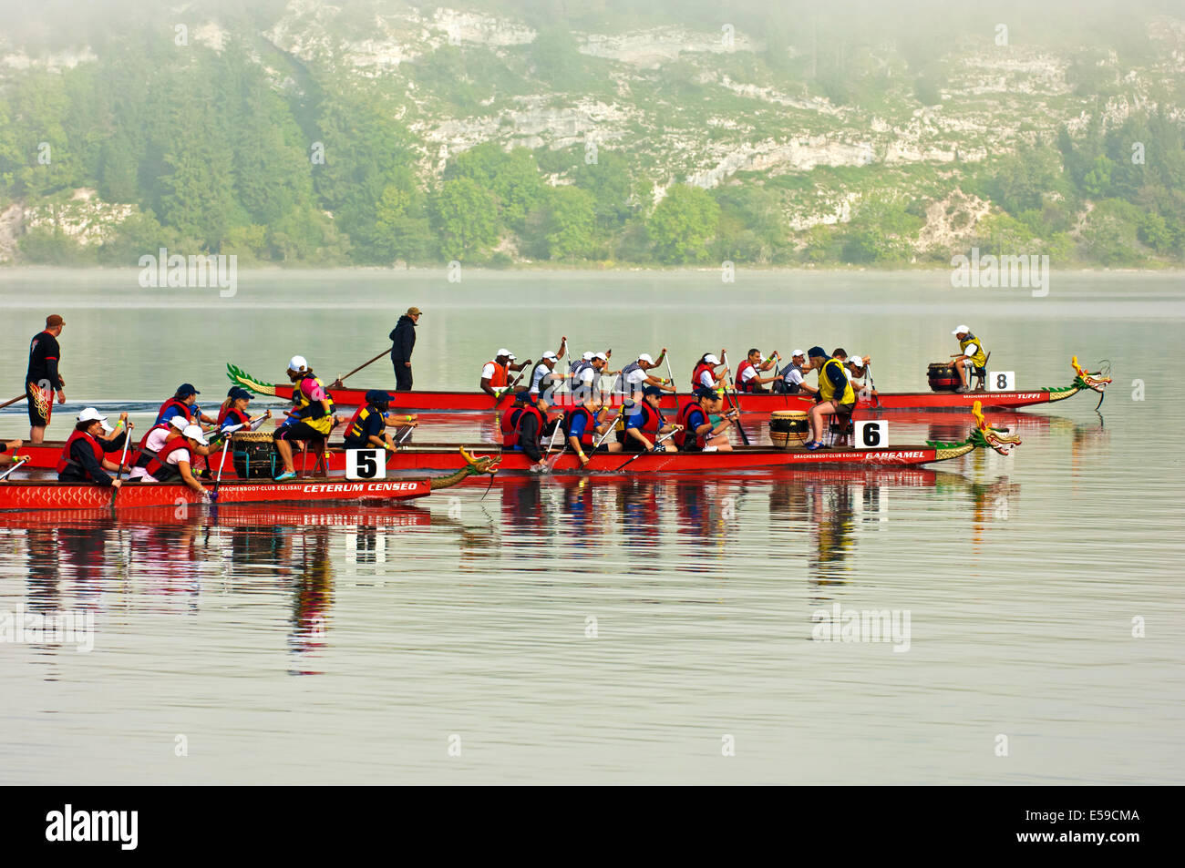 El equipo de eventos de carreras de barcos de dragón por el Club Dragonboat Eglisau sobre el lago Lac de Joux, Vallée de Joux, en el cantón de Vaud, Switzer Foto de stock