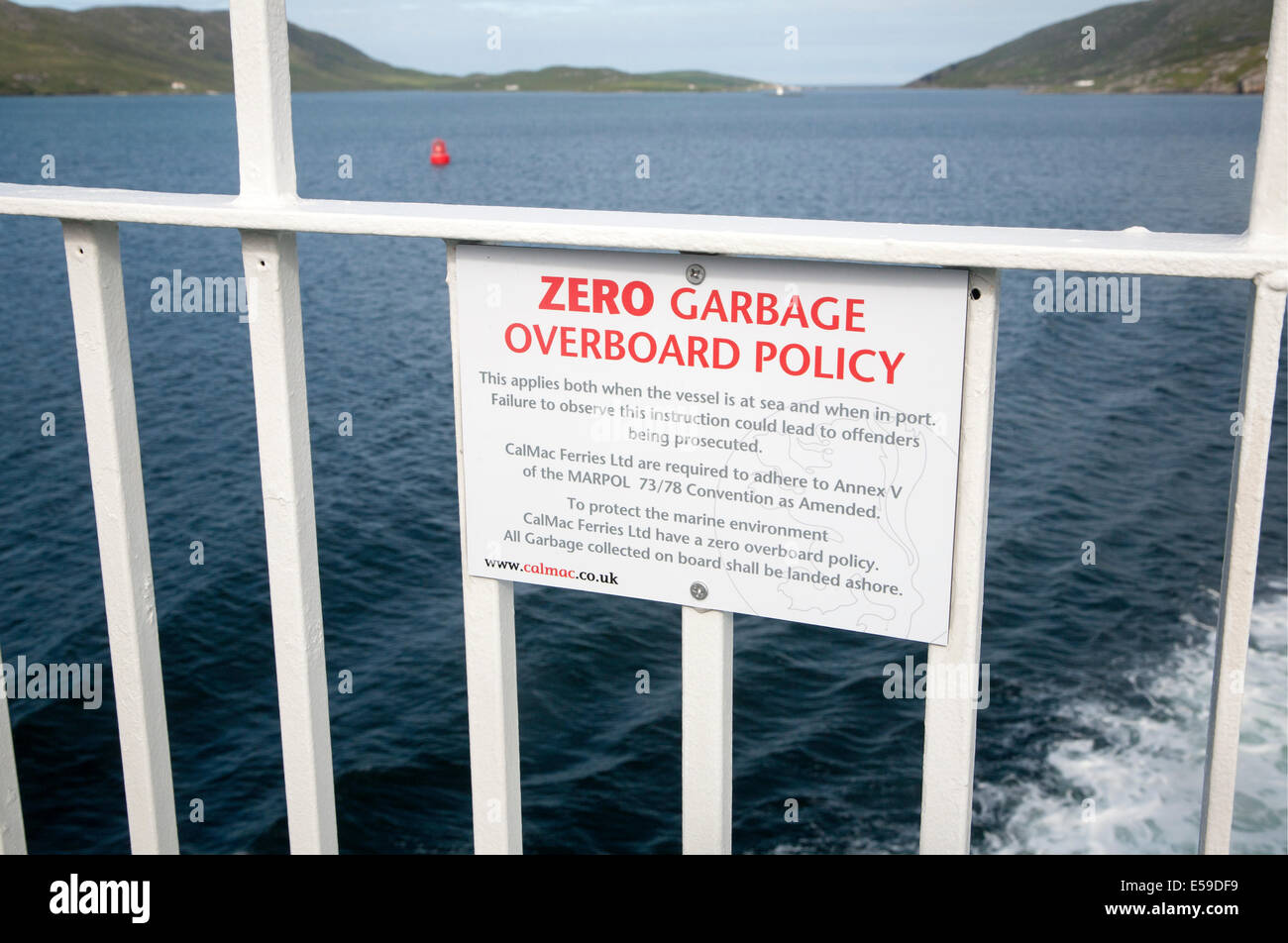 Basura cero por la borda firmar en Caledonian Mcbrayne política ferry Escocia Foto de stock