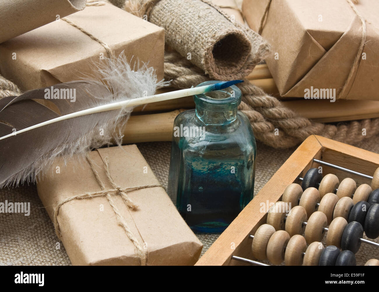 Montón parcel envueltos con papel kraft marrón y abacus Fotografía de stock  - Alamy