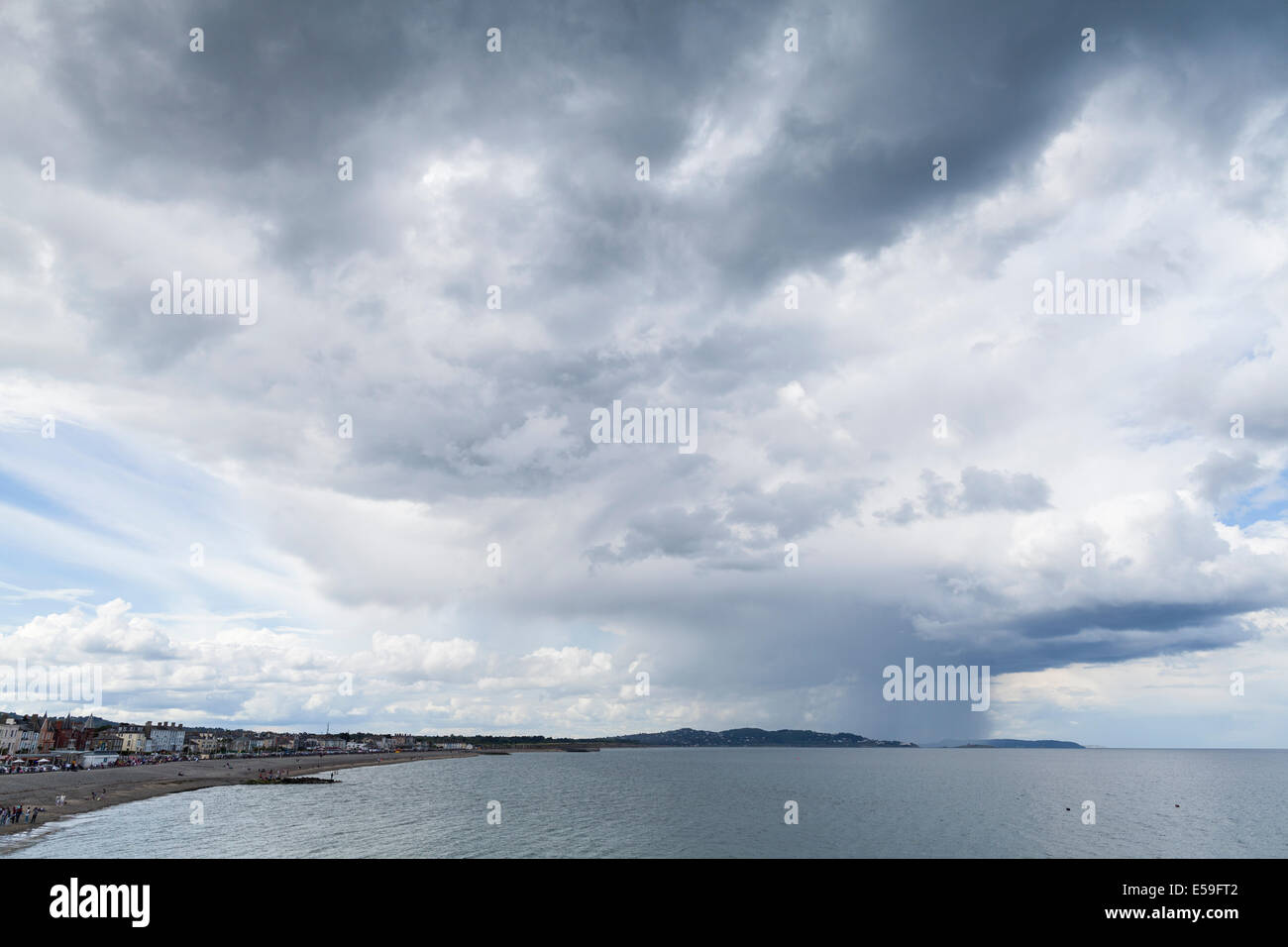 Las nubes de lluvia a lo largo de la costa oriental de Irlanda Visto desde Bray, Condado de Wicklow, Irlanda. Foto de stock