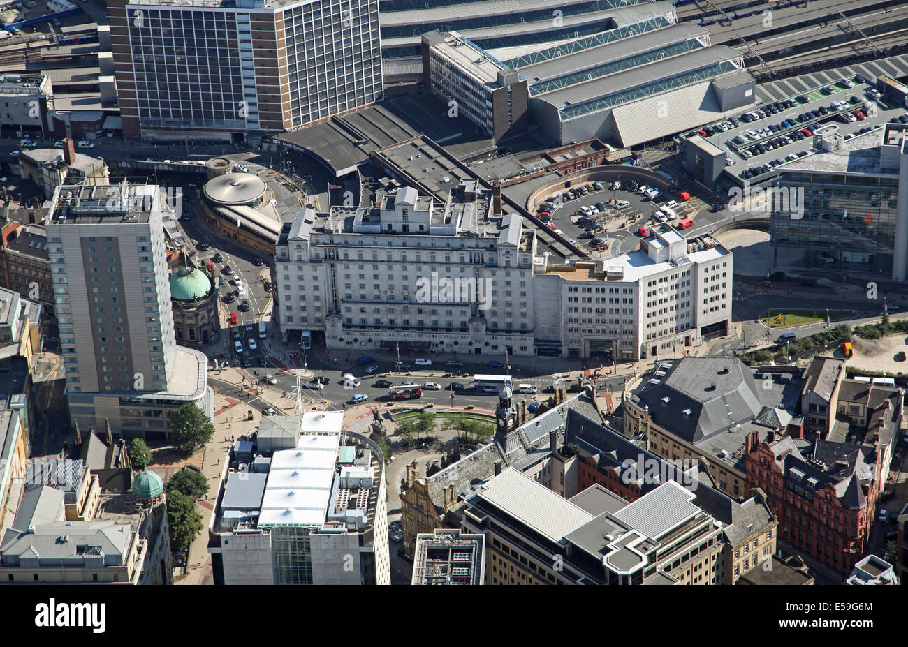 Vista aérea de la ciudad de Leeds, la estación, el hotel Queens y la Plaza de la ciudad, REINO UNIDO Foto de stock