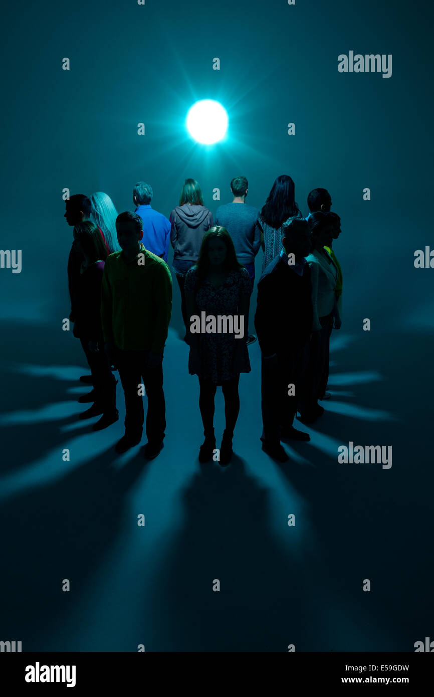 Grupo de espaldas a la luz brillante Foto de stock