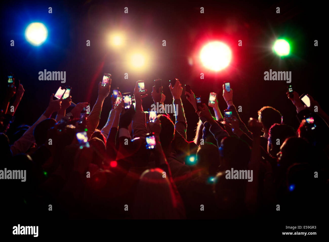El uso de teléfonos con cámara de audiencia en concierto Foto de stock