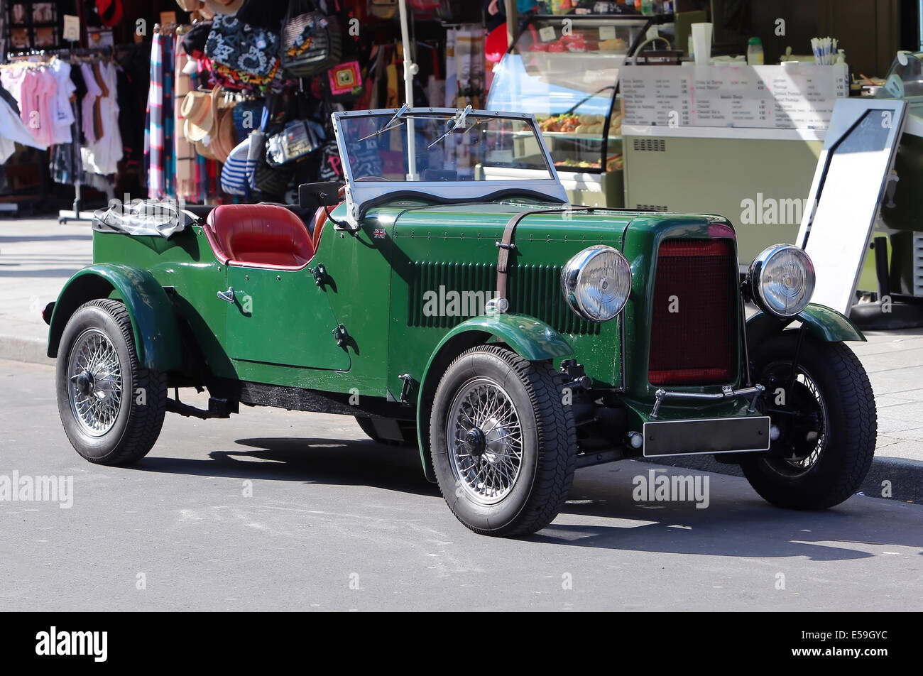 Rareza verde inglés de coches de época en la calle Paris Foto de stock