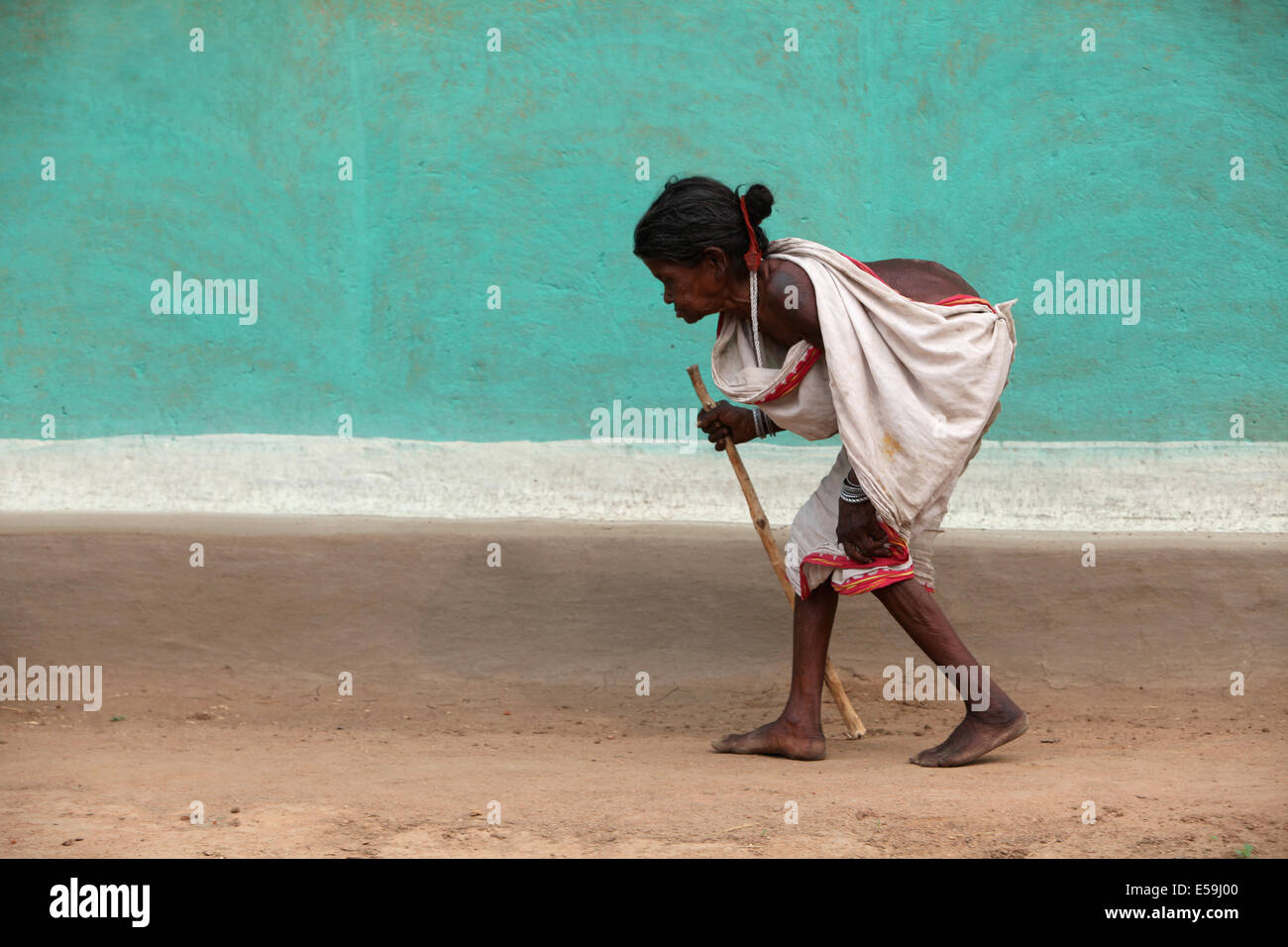 Vieja mujer tribal Bhunjiya caminando, tribu, Aldea, Chattisgadh Kodopali, India Foto de stock