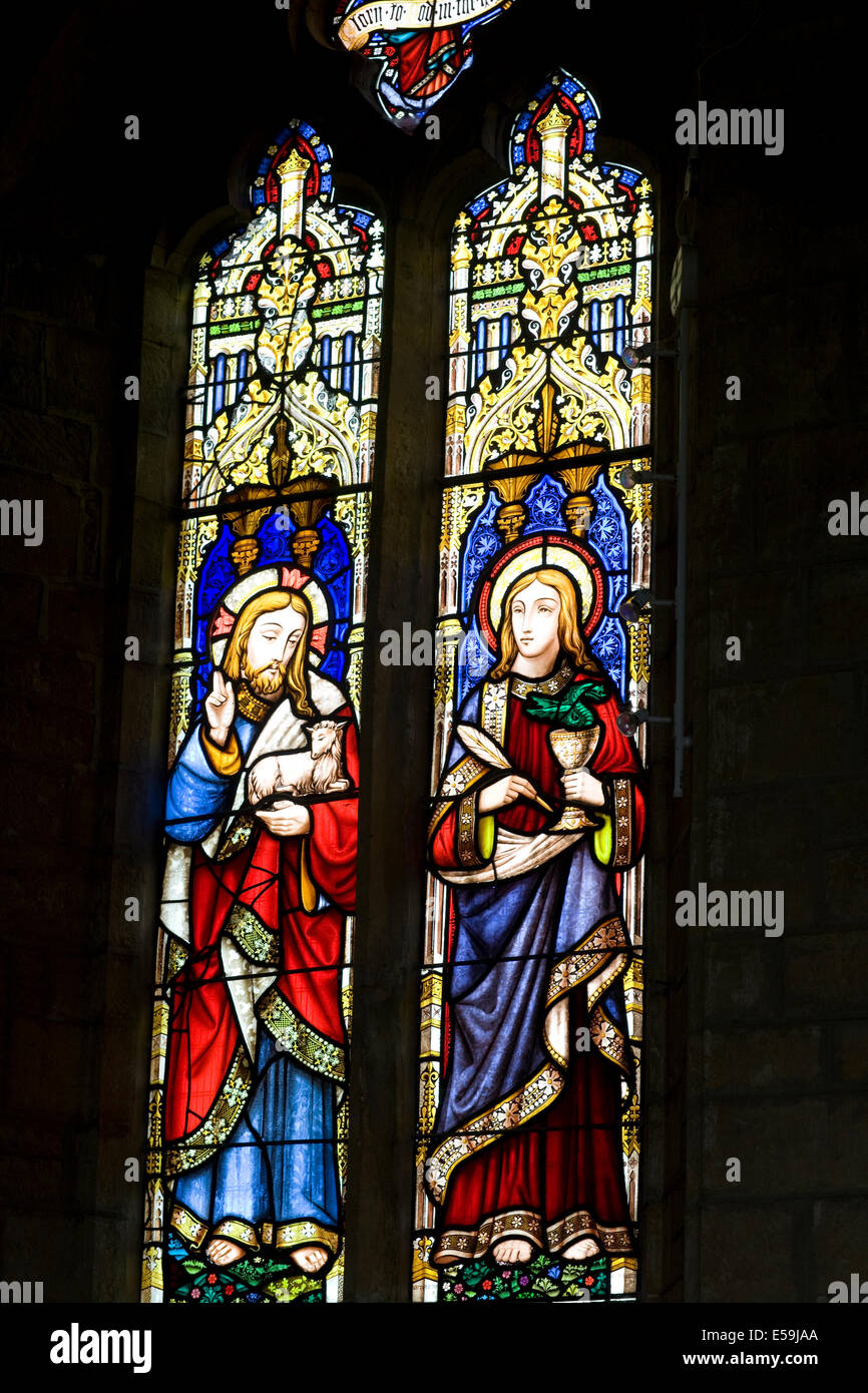 Angosta vidriera en la iglesia de San Gregorio en Tredington Warwickshire Foto de stock