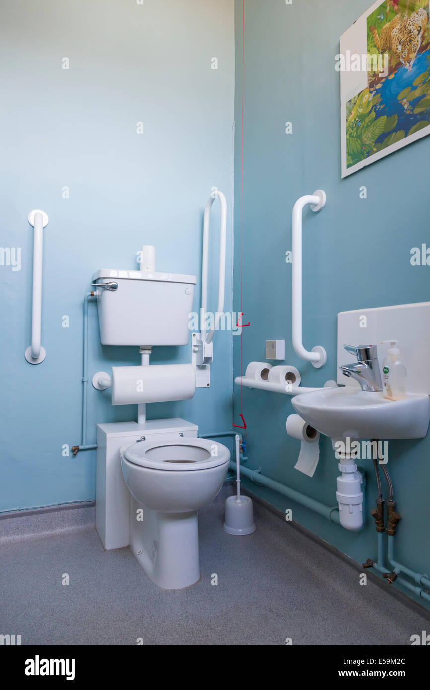 Accesible o minusválidos wc y lavabo, Inglaterra, Reino Unido. Foto de stock