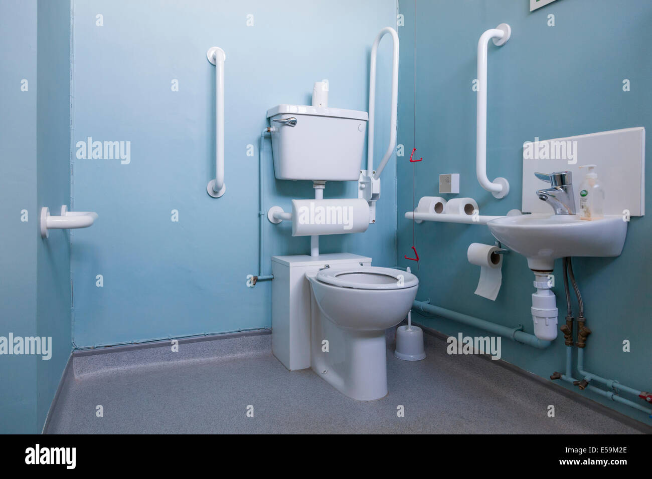Wc y lavabo accesible para discapacitados, Inglaterra, Reino Unido. Foto de stock