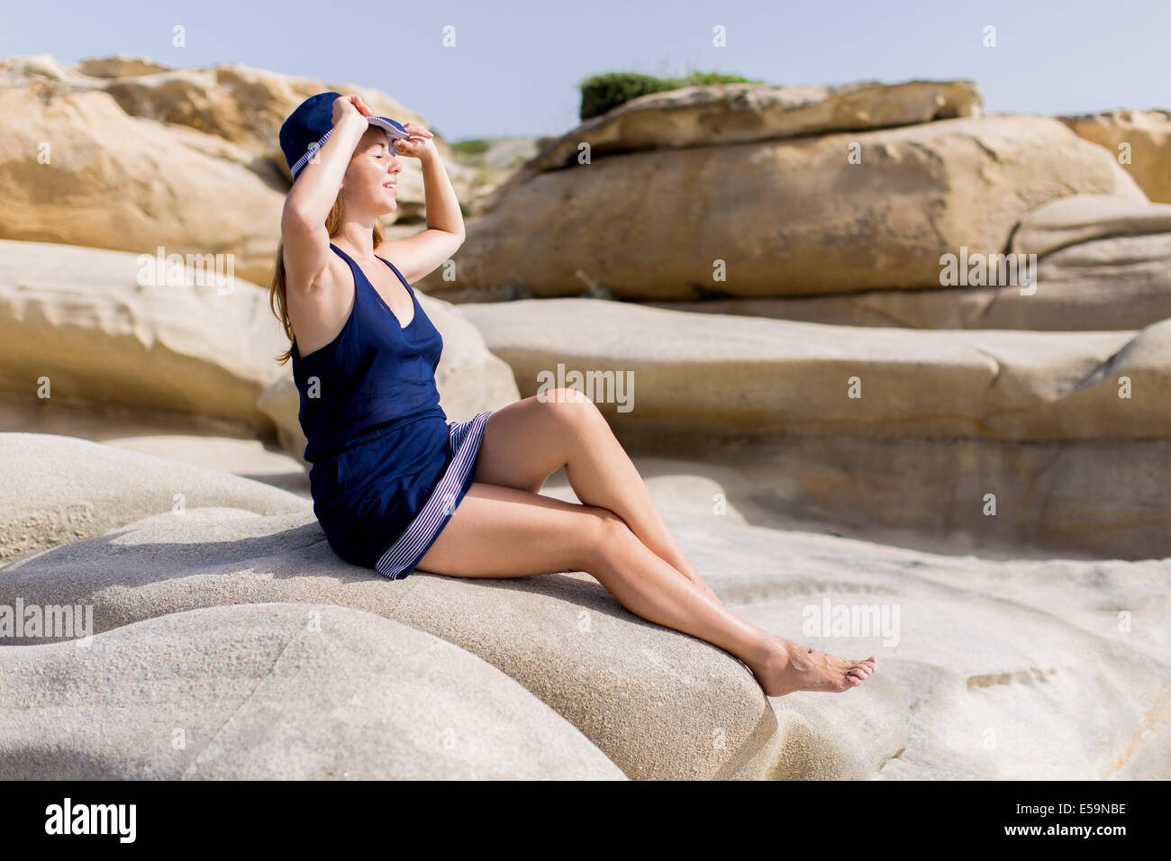 Mujer joven en la playa Foto de stock