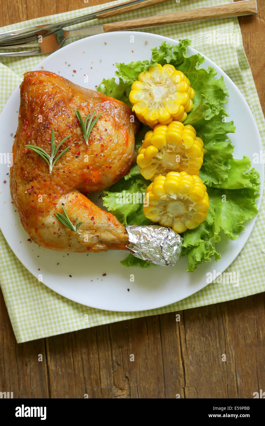 Pierna de pollo horneado con maíz para decorar Foto de stock