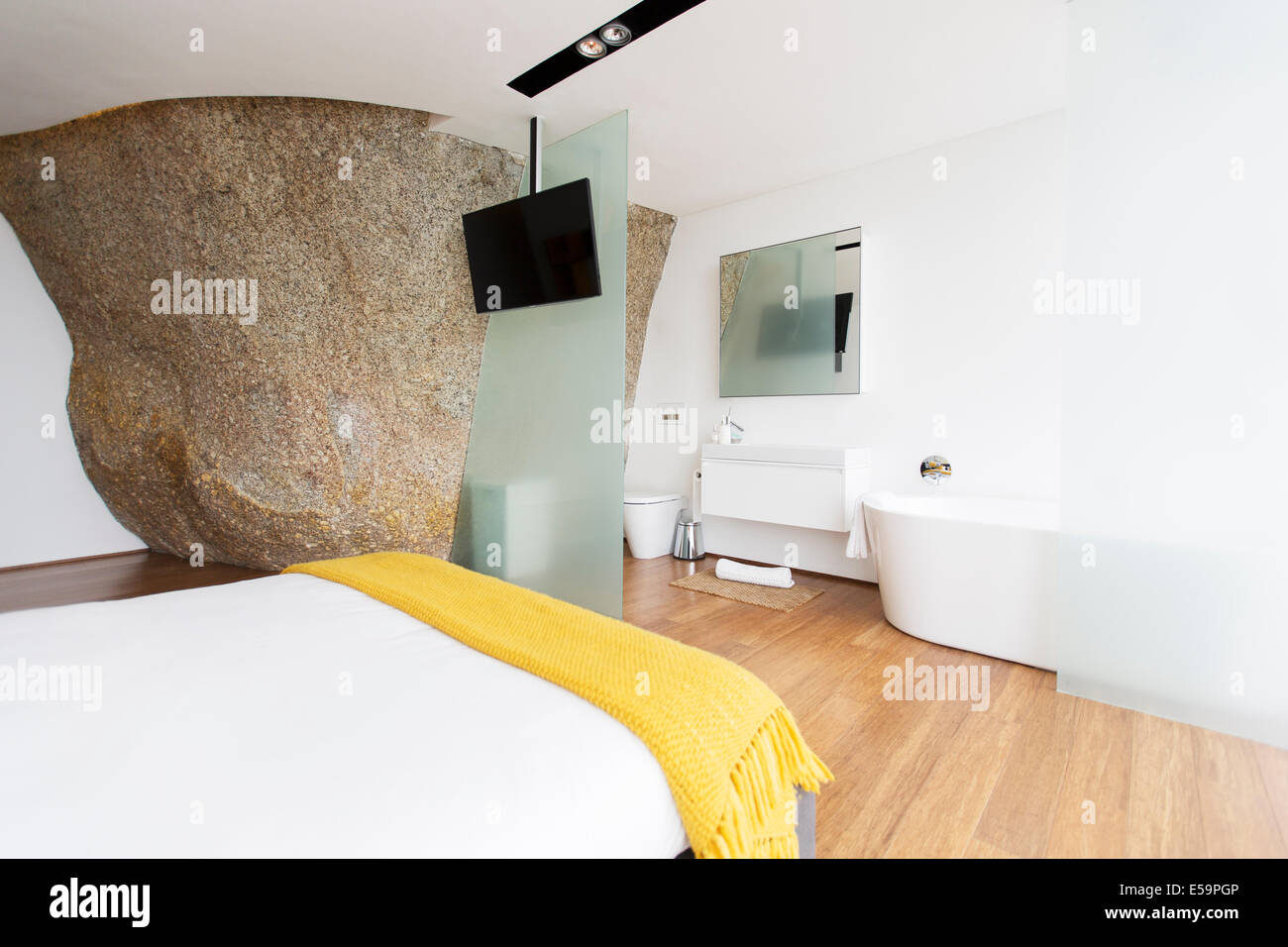 Puerta corrediza de vidrio de moderno cuarto de baño Foto de stock