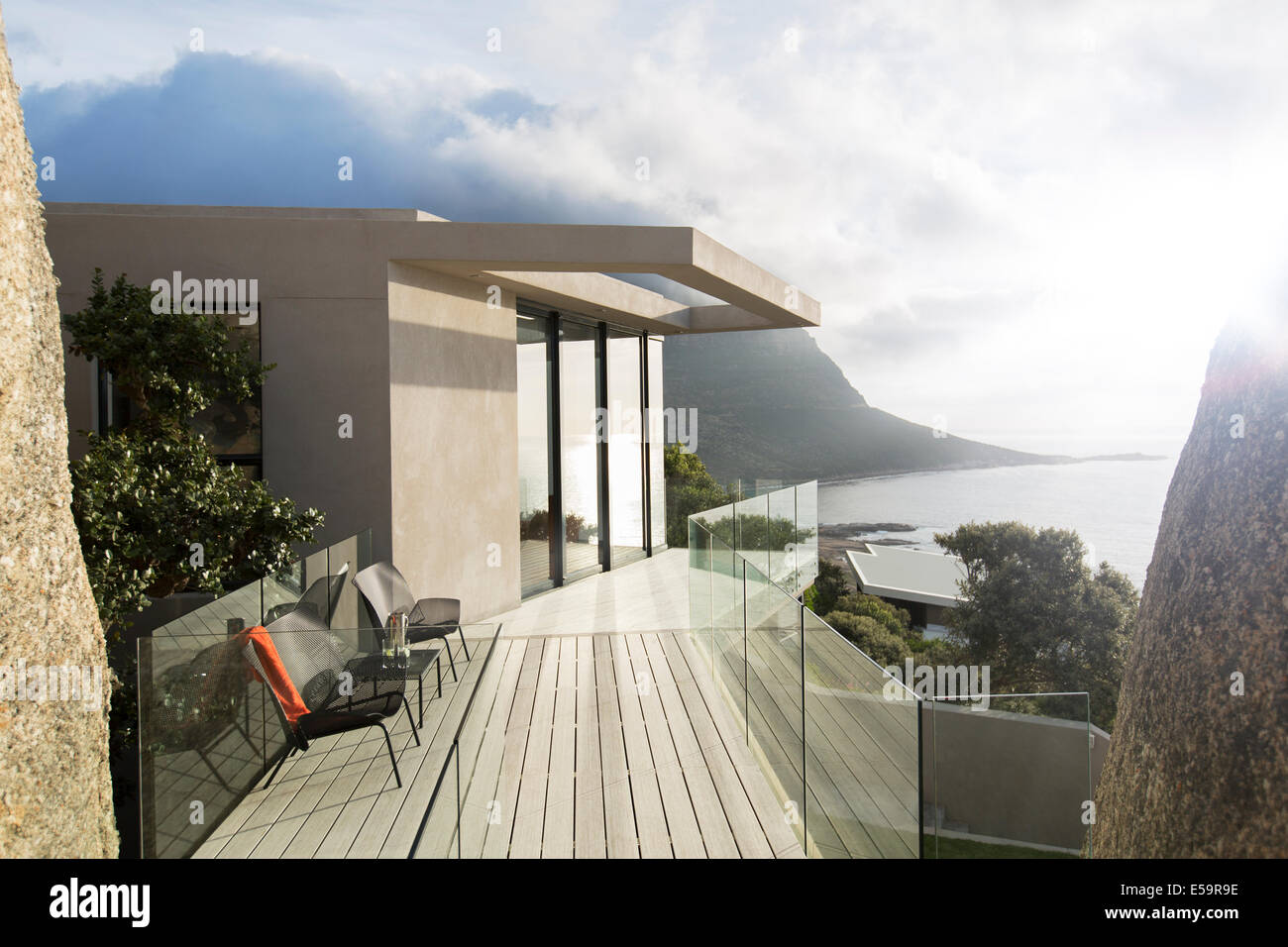 Balcón de madera casa moderna Foto de stock
